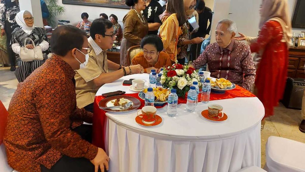 Putra sulung Soekarno-Fatmawati, Guntur Soekarno, dan adiknya Megawati Soekanoputri, Menteri Hukum dan HAM Yassona H Laolly, dan Wakil Kwetua MPR Achmad Basarah dalam peringatan Satu Abad Fatmawati di rumah pribadinya di Jakarta, Minggu (5/2/2023).