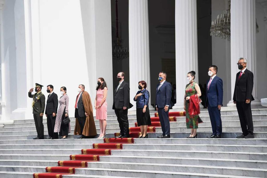 Presiden Joko Widodo didampingi Ibu Iriana Joko Widodo menerima surat kepercayaan dari enam duta besar luar biasa dan berkuasa penuh negara-negara sahabat di Ruang Kredensial, Istana Merdeka, Jakarta, Rabu (2/3/2022). 