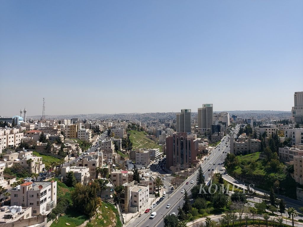 Kota Amman, ibu kota Jordania, dilihat dari ketinggian, Minggu (10/3/2024). Jordania berbatasan dengan sejumlah negara, antara lain Arab Saudi, Irak, Suriah, dan Lebanon.