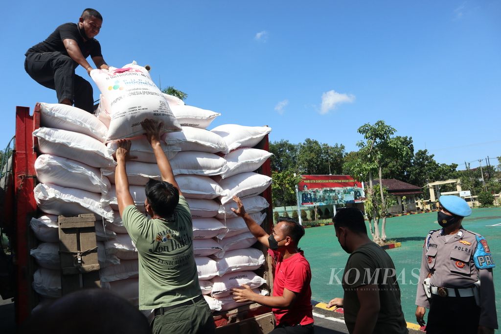 Petugas mengangkut barang bukti pupuk bersubsidi yang diungkap Polres Indramayu, Jawa Barat, Rabu (16/2/2022). Sebanyak 10 ton pupuk urea tersebut diduga dijual di atas harga eceran tertinggi dan di luar wilayah yang seharusnya.