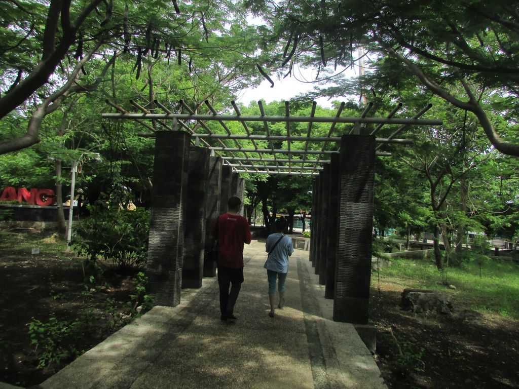 Warga Kota Kupang sedang berjalan menikmati pemandangan di dalam Taman Nostalgia Kota Kupang, Nusa Tenggara Timur, Kamis (18/1/2024). Taman ini selalu dikunjungi warga setiap hari karena terdapat banyak pohon rindang dan sejumlah fasilitas bermain.