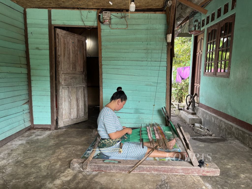 Warga Dusun Belong Lauk, Desa Sukarara, Kecamatan Jonggat, Lombok Tengah, NTB, menenun kain di rumahnya, Kamis (6/7/2023). Menenun menjadi pekerjaan yang jamak dilakukan perempuan di Sukarara.