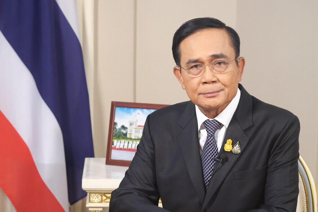 Pada foto yang dirilis pemerintah, Perdana Menteri Thailand Prayuth Chan-ocha duduk di ruang kerjanya di Gedung Pemerintah di Bangkok, Thailand, Rabu (21/10/2020). (Government House via AP)