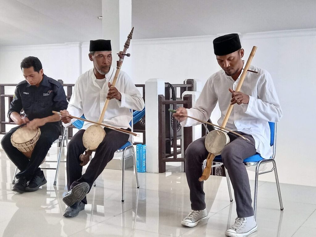 Bermain arababu, alat musik khas Maluku. Di tengah adalah Muhamad Ali Alting, maestro Arababu dari Tidore.