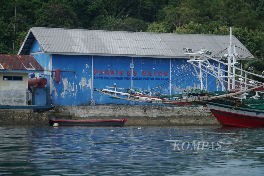 Pabrik es balok di Sikakap, Kepulauan Mentawai, Sumatera Barat, Kamis (22/6/2023). Pabrik es balok yang menjadi sumber es para nelayan ini kerap tidak beroperasi karena kekurangan suplai listrik.