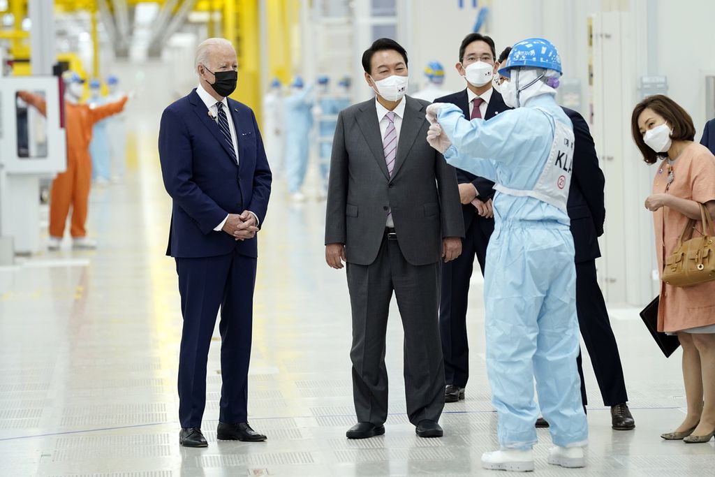Presiden AS Joe Biden (kiri) dan Presiden Korea Selatan Yoon Suk Yeol berkunjung ke gedung Samsung di Pyeongtaek, Korea Selatan, 20 Mei 2022. 