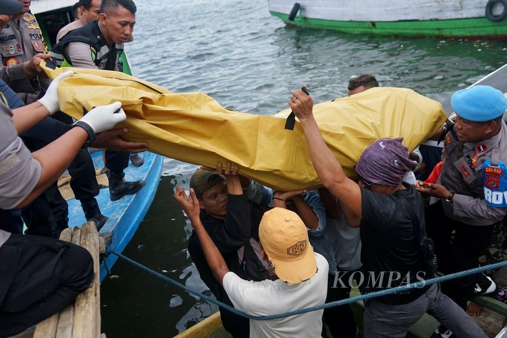Keluarga mengantar jenazah Maco (39), yang tewas setelah ditembak aparat, ke Kendari, Sulawesi Tenggara, untuk diotopsi, Jumat (24/11/2023). Ia bersama tiga rekannya, nelayan asal Laonti, Konawe Selatan, ditembak personel Polairud Polda Sultra saat melaut. 
