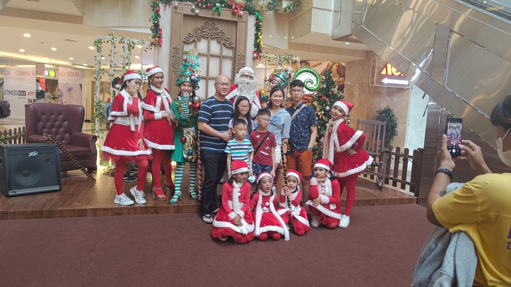 Pengunjung berfoto bersama Santa Klaus dan anak-anak berkostum Sinterklas di Puri Indah Mall, Jakarta, Minggu (11/12/2022).