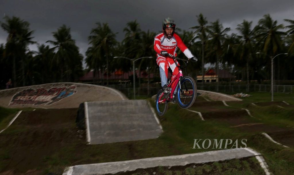 Atlet balap sepeda BMX Indonesia, Toni Syarifudin, berlatih di Sirkuit BMX Muncar, Kabupaten Banyuwangi, Jawa Timur, Selasa (28/6/2016). Toni Syarifudin, satu-satunya pebalap sepeda BMX yang mewakili Indonesia ke Olimpiade Rio de Janeiro 2016, terus berlatih.