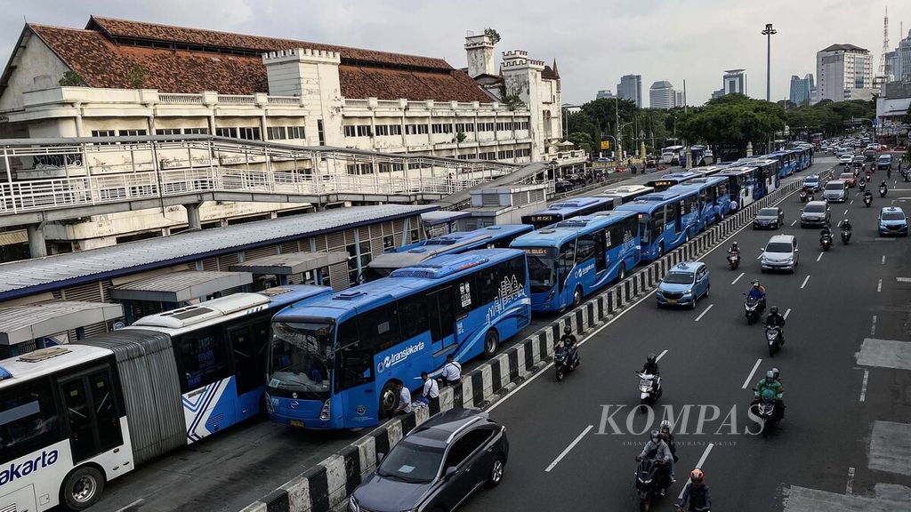 Puluhan armada bus Transjakarta menunggu giliran untuk mengambil penumpang di Halte Harmoni, Jakarta Pusat, akhir tahun lalu. Di Harmoni, tempat berbagai rute bertemu, pemandangan serupa nyaris selalu terlihat sampai saat ini.