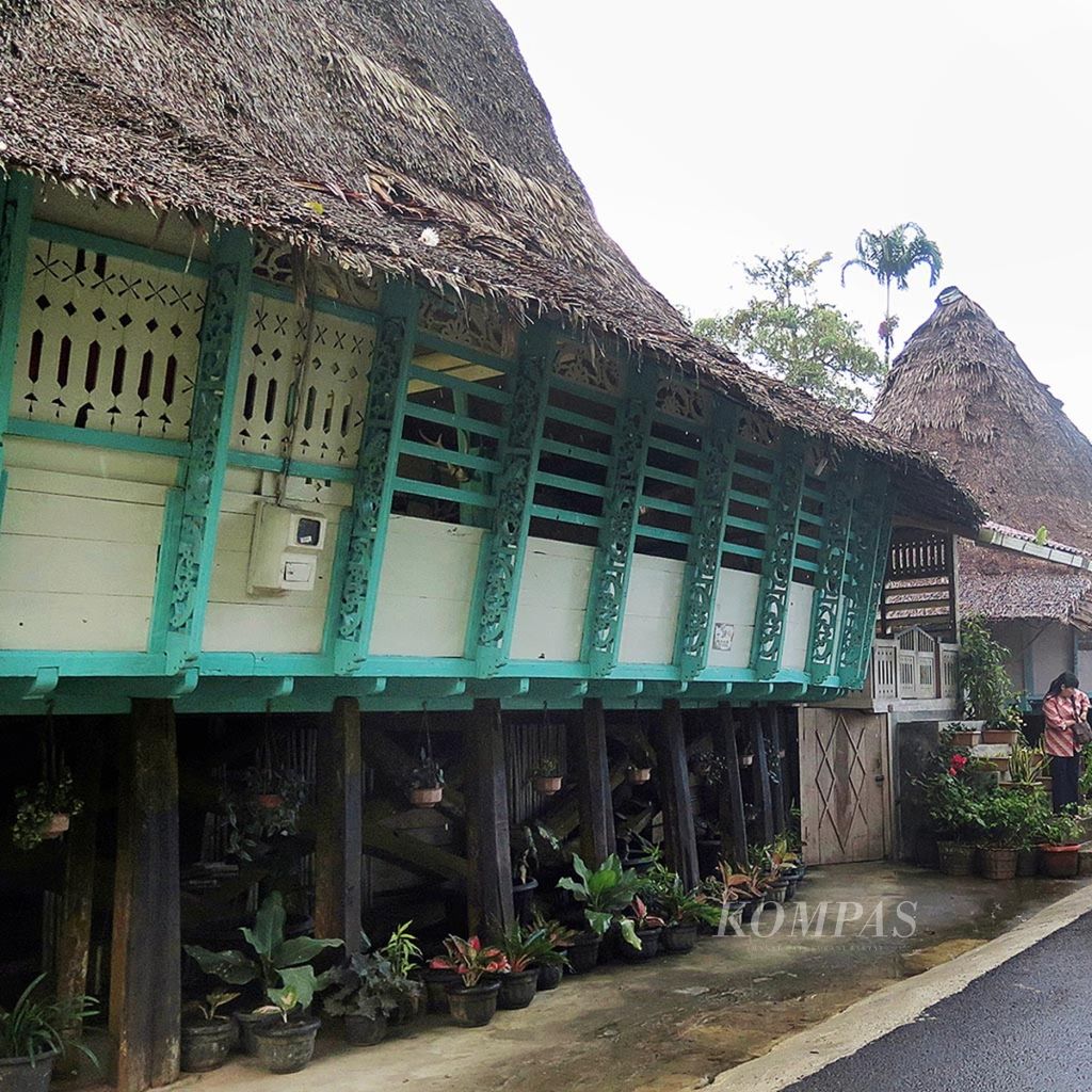 Rumah tradisional Nias terbukti tahan gempa. Namun, saat ini jumlahnya terus berkurang karena masyarakat beralih ke rumah tembok. Kondisi rumah tradisional yang masih bertahan di Gunung Sitoli, Nias, Sumatera Utara, Kamis (30/3). 