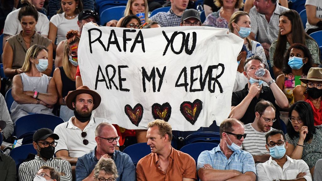 Penonton membawa poster dukungan kepada petenis Spanyol, Rafael Nadal, saat bertanding melawan petenis Italia, Matteo Barrettini, pada babak semifinal Australia Terbuka 2022 di Road Laver Arena, Melbourne, Australia, Jumat (28/1/2022).