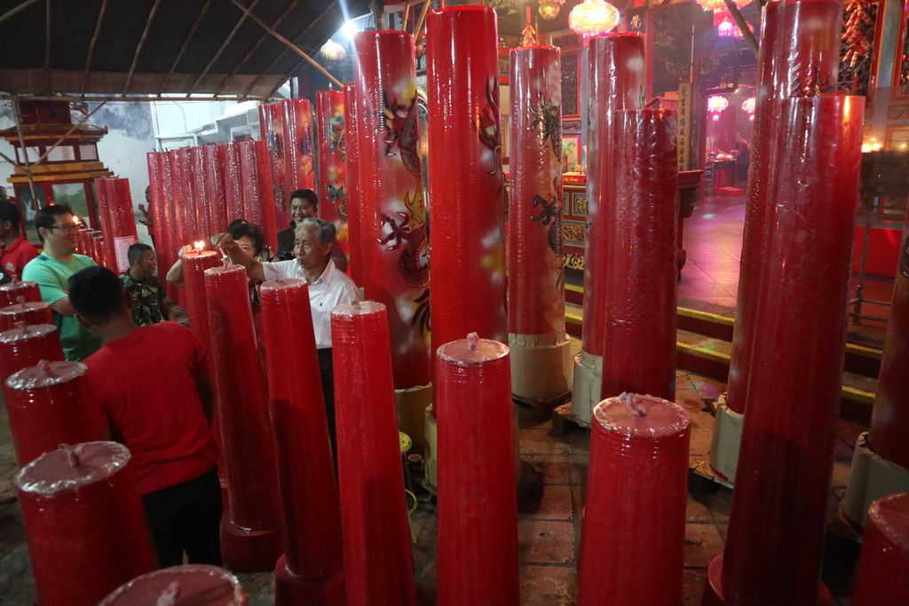 Ratusan lilin umat dinyalakan di Wihara Dewi Welas Asih, Kota Cirebon, Jawa Barat, Jumat (24/1/2020) malam. Perayaan pergantian tahun Imlek 2571 itu dihadiri warga berbagai latar belakang agama dan etnis.