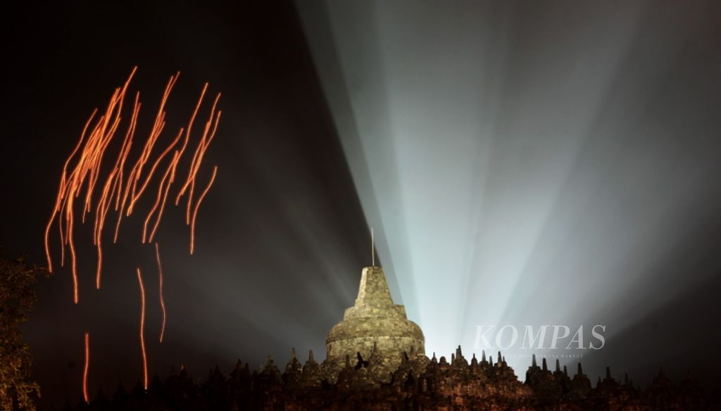 Lampion yang diterbangkan difoto dengan kecepatan rendah menjelang perayaan Waisak 2561 BE/2017 di Candi Borobudur, Kabupaten Magelang, Jawa Tengah, Rabu (10/5) malam. Perayaan Waisak yang pada tahun ini mengusung tema Cinta Kasih Penjaga Kebinekaan tersebut diikuti umat Buddha dari berbagai daerah dan negara.