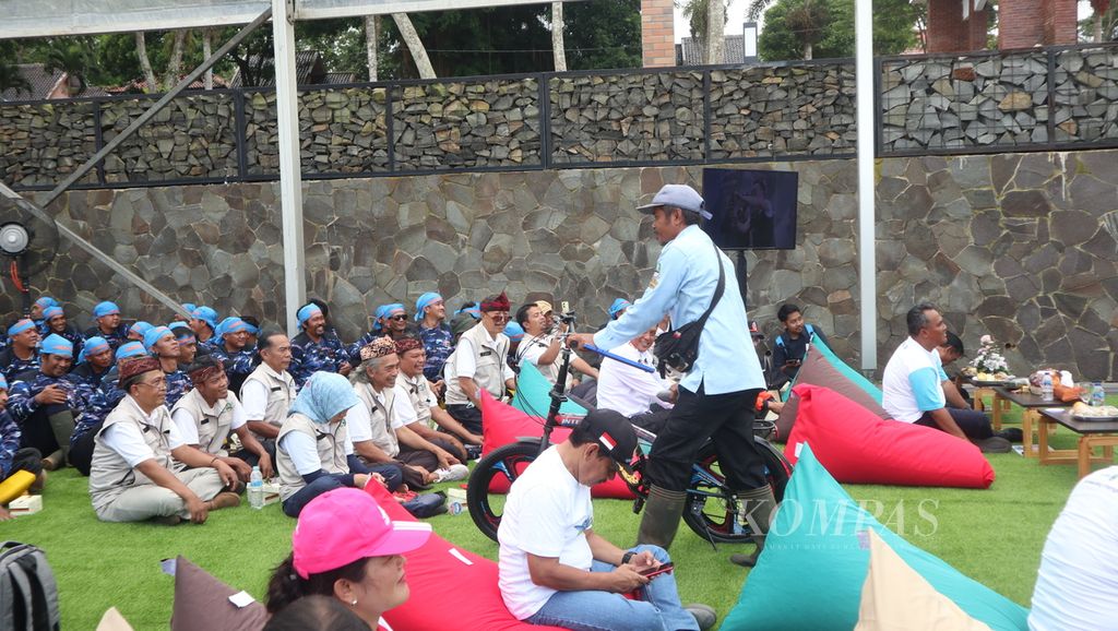 Jumali, seorang petugas penjaga pintu air, membawa sepeda hadiah Gubernur Jawa Barat Ridwan Kamil dalam rangkaian kegiatan Peringatan Hari Air Sedunia di Waduk Darma, Kabupaten Kuningan, Jawa Barat, Rabu (15/3/2023).