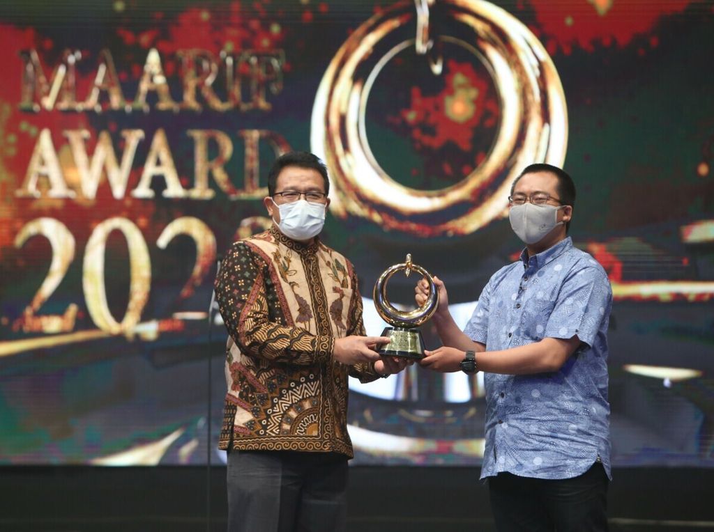 Ibnu Kharish (kanan) menerima Maarif Award 2020, Jumat (13/11/2020) di Jakarta. Ibnu Kharish alias Ustaz Ahong memenangi penghargaan yang diberikan Maarif Institute setiap dua tahun sekali tersebut karena mengembangkan dakwah yang damai dan inklusif di jagat virtual.