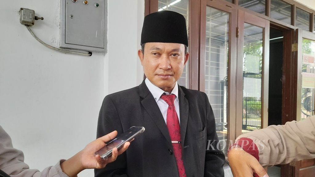 Orangtua mantan santri DFA (12), Abdul Aziz, korban penganiayaan sesama santri di salah satu pesantren di Kabupaten Malang, Jawa Timur, Senin (27/2/2023).
