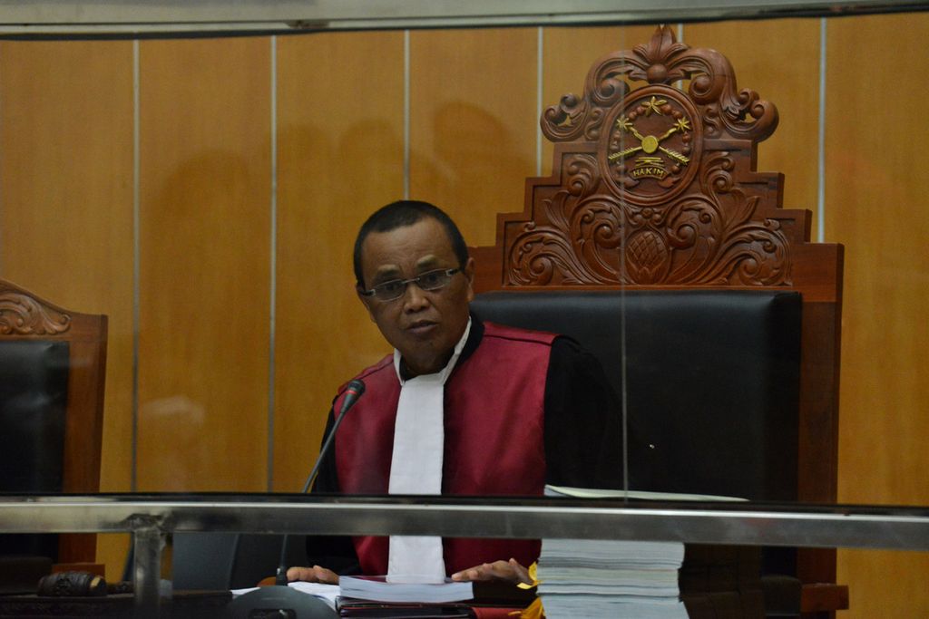 Ketua Majelis Hakim Jon Sarman Saragih membacakan hasil persidangan di Pengadilan Negeri Jakarta Barat, Kamis (30/3/2023). 