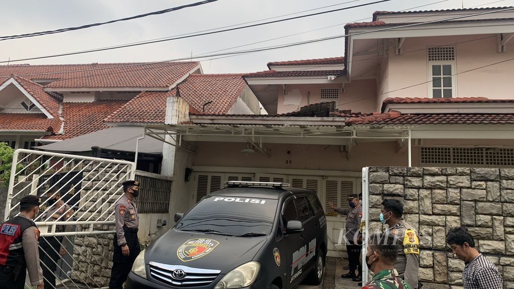 Kondisi rumah di Jalan Pesanggrahan VIII, Perumahan Bukit Cinere Indah, Depok, Jawa Barat, saat olah tempat kejadian perkara, Sabtu (9/9/2023). Di rumah itu ditemukan dua mayat ibu dan anak, Kamis (7/9/2023).