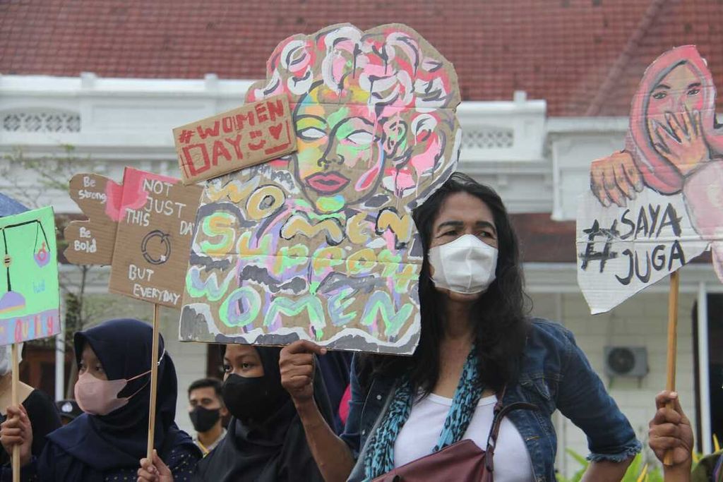 Suasana peringatan Hari Perempuan Internasional di Alun-alun Surabaya, Jawa Timur, Selasa (8/3/2021). Aktivis jender menyuarakan pemberantasan tindak pidana kekerasan seksual dan kesetaraan jender.