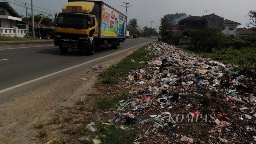 Sampah menumpuk di pinggir jalur pantura daerah Arjawinangun, Kabupaten Cirebon, Jawa Barat, Minggu (11/6/2017). Jalur pantura menjadi jalan utama nontol untuk mudik Lebaran yang didominasi pengendara sepeda motor.