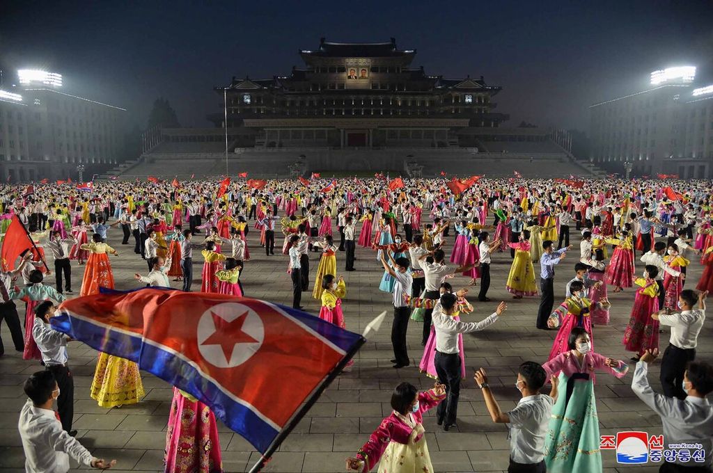 Para pelajar dan orang-orang muda mengikuti pesta perayaaan yang menandai 69 tahun berakhirnya Perang Korea di Lapangan Kim Il Sung, Pyongyang, Korea Utara, Rabu (27/7/2022). 