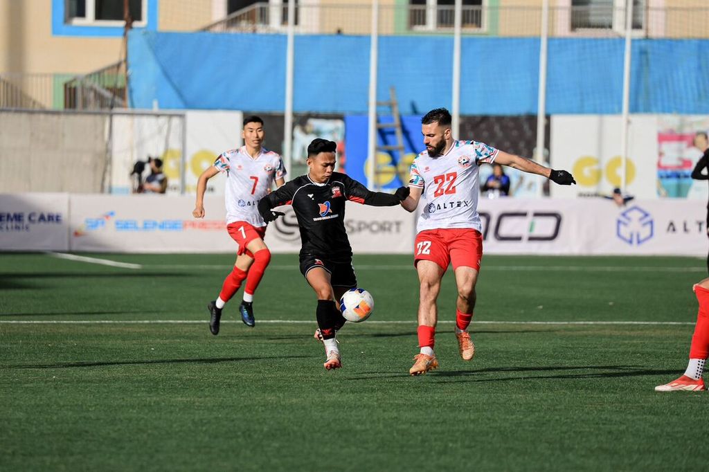 Penyerang sayap Madura United, Andi Irfan, menguasai bola dalam kawalan gelandang SP Falcons, Nemanja Krusevac, pada laga Grup E Liga Challenge Asia 2024-2025, Minggu (27/10/2024), di Stadion MFF, Ulan Bator, Mongolia. Madura United berhasil lolos ke final.