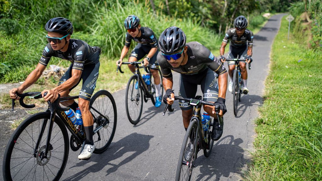 Tampak empat anggota klub sepeda Nusantara Cycling Team yang sedang berlatih di daerah Pogalan, Magelang, Jawa Tengah, Rabu (22/5/2024). Nusantara Cycling Team menerjunkan lima anggotanya di ajang Cycling de Jabar yang diselenggarakan pada 25 Mei 2024 di Jawa Barat. Rute Cycling de Jabar mencapai 213 kilometer dari Cirebon hingga Pangandaran. 
