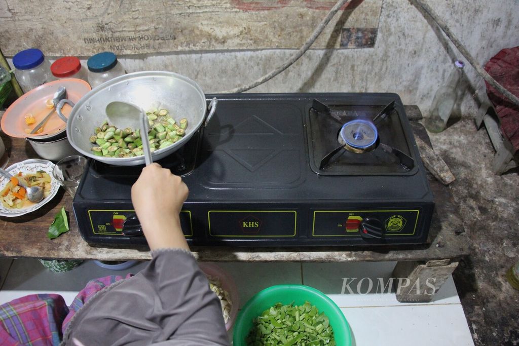 The residents in Meunye Lhee Village, Nibong District, North Aceh Regency, Aceh, use household gas as energy for cooking, as seen on Tuesday (20/6/2023).