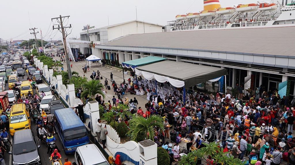 Sebanyak 3.071 penumpang Kapal Motor Kelud jurusan Jakarta-Batam-Medan berdesakan keluar dari Terminal Penumpang Bandar Deli Pelabuhan Belawan, Medan, Sumatera Utara, Selasa (28/5/2019). 
