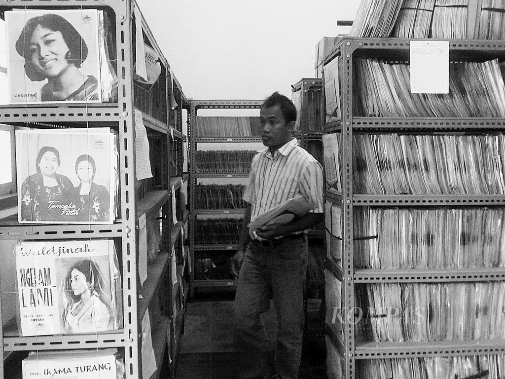 Seorang pegawai memilih koleksi piringan hitam di Lokananta, perusahaan rekaman pertama di Indonesia, Rabu (28/11/2012). 