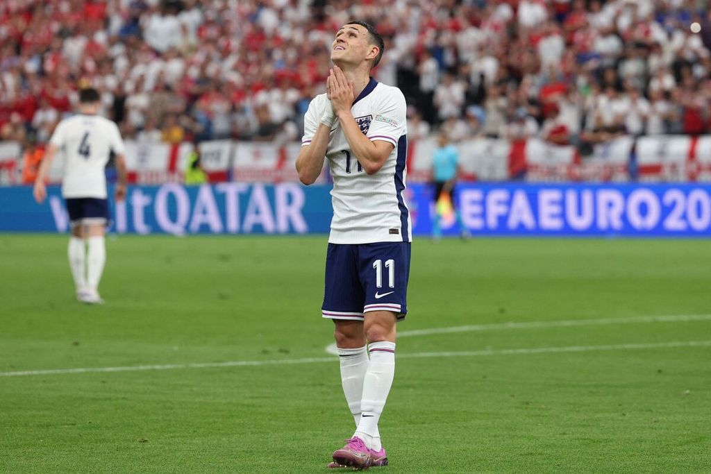 Ekspresi gelandang Inggris Phil Foden saat membuang peluang saat melawan Denmark pada laga Grup C Piala Eropa 2024 di Frankfurt, Jerman, 20 Juni 2024. 