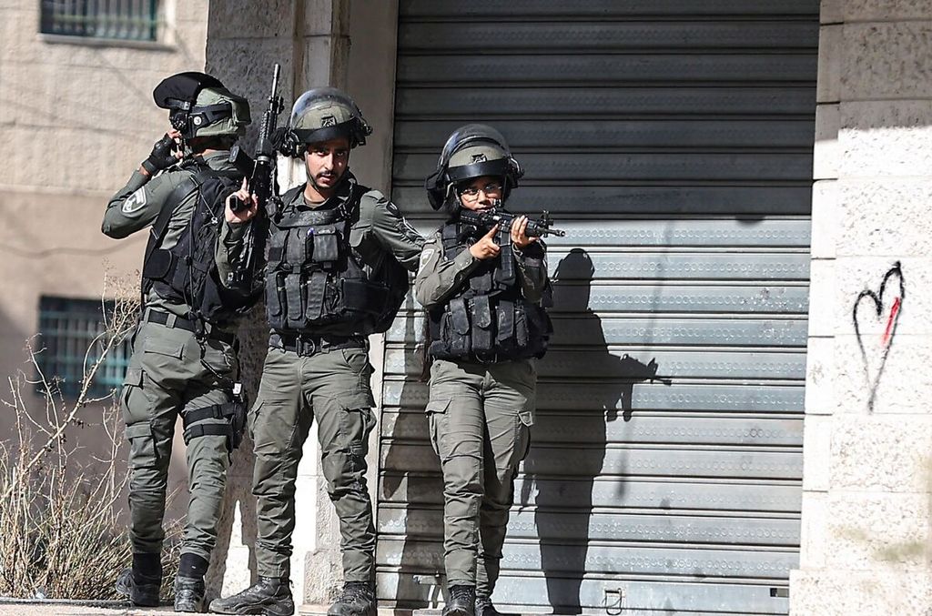 Aparat Israel bersiap menyerbu salah satu permukiman Palestina di Nablus, Tepi Barat, pada Kamis (23/11/2023) 