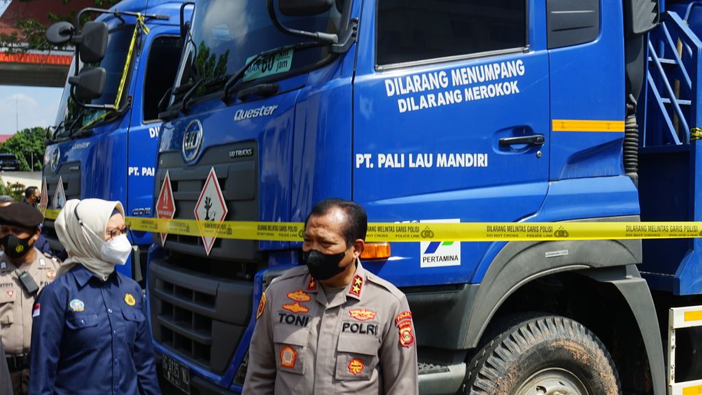 Kapolda Sumsel Inspektur Jenderal Toni Harmanto dan Kepala BPH Migas Erika Retnowati melihat kendaraan yang digunakan untuk mengangkut minyak oplosan, di Markas Polda Sumsel, Palembang, Selasa (22/3/2022).