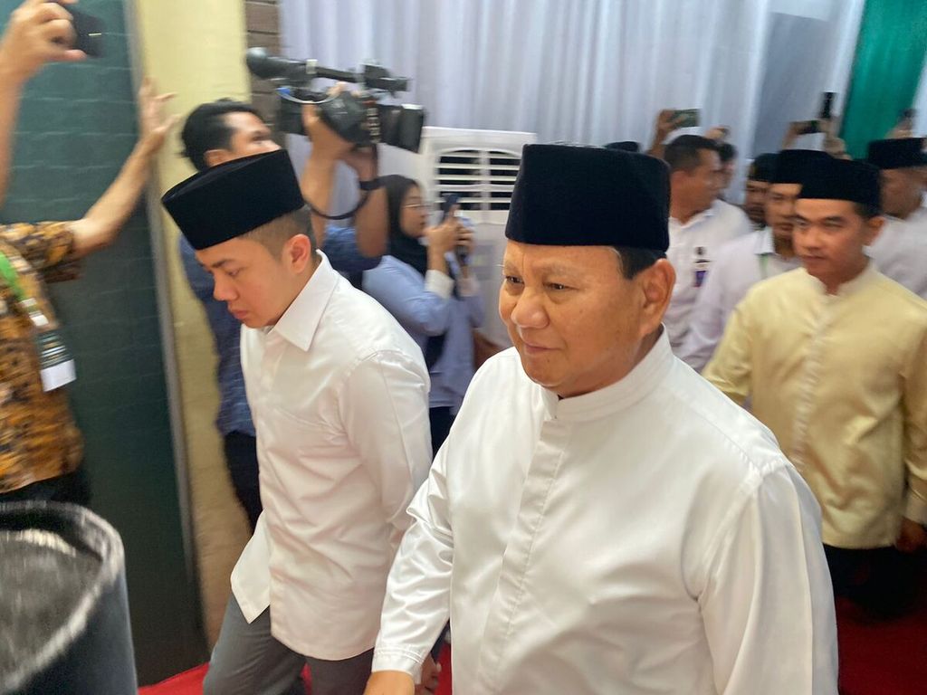 Presiden terpilih periode 2024-2029, Prabowo Subianto, tiba di acara Halalbihalal PBNU di Jakarta, Minggu (28/4/2024). Prabowo mengaku merasa terhormat diterima sebagai bagian keluarga besar PBNU.