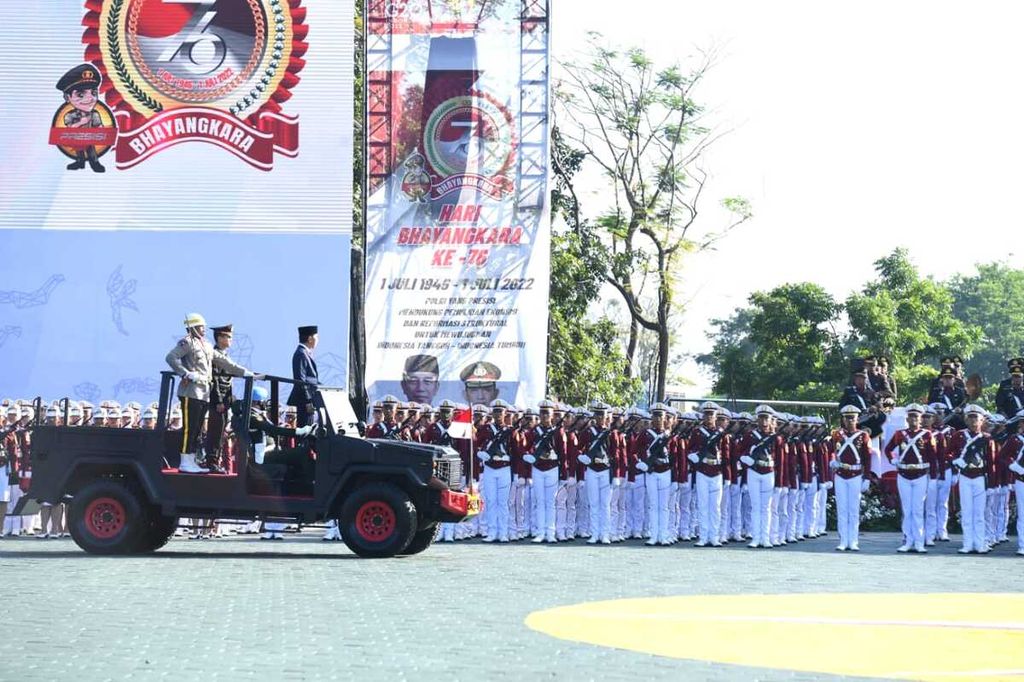 Presiden Joko Widodo sebagai inspektur upacara Hari Bhayangkara Ke-76 meninjau pasukan menggunakan kendaraan taktis.