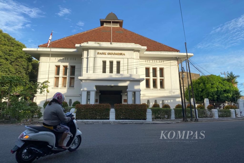 Pengguna jalan melintas di depan gedung Museum Bank Indonesia di kawasan Kota Tua Padang, Kota Padang, Sumatera Barat, Jumat (16/6/2023). Gedung yang didirikan pada 1864 itu, menjadi salah satu bangunan cagar budaya di Kota Padang.