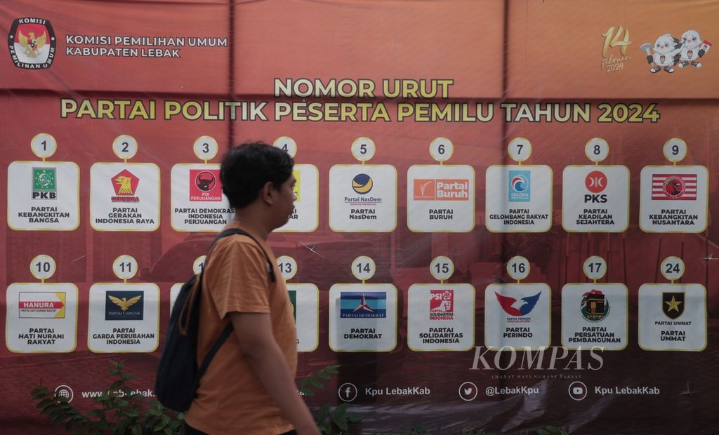Baliho daftar partai politik peserta Pemilu 2024 beserta nomor urutnya dipasang di depan kantor Komisi Pemilihan Umum Kabupaten Lebak, Banten, Minggu (17/9/2023).