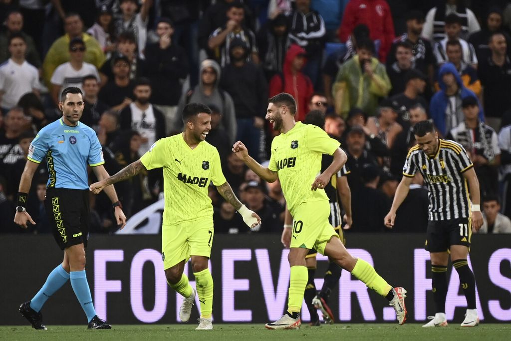 Pemain Sassuolo Domenico Berardi merayakan gol yang dicetaknya ke gawang Juventus pada laga Serie A di Stadion Mapei, Minggu (24/9/2023) dini hari WIB. Sassuolo menang dengan skor 4-2.