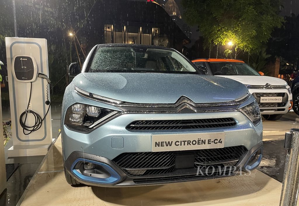 Mobil listrik murni Citroen e-C4 adalah salah satu model pabrikan asal Perancis yang akan memasuki pasar otomotif Indonesia pada 2023 di bawah Indomobil Group. Model ini diproduksi di Madrid, Spanyol.