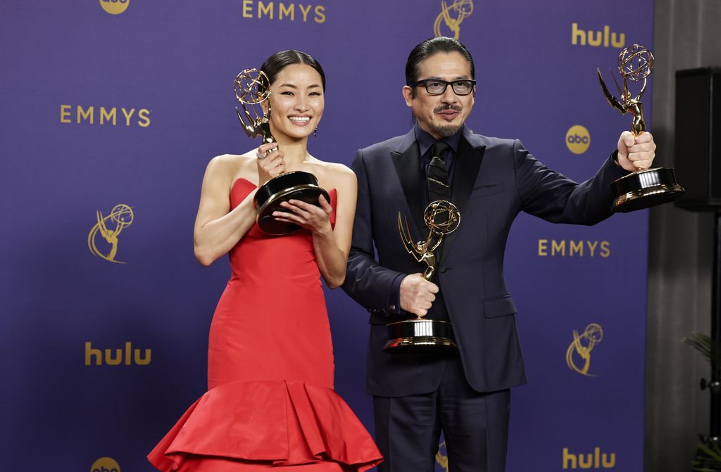 Anna Sawai dan Hiroyuki Sanada berpose di ruang pers dengan piala Emmy mereka dari serial <i>Shogun</i> dalam perhelatan Emmy Awards ke-76, Minggu (15/9/2024), di Peacock Theater, Los Angeles, Amerika Serikat. 