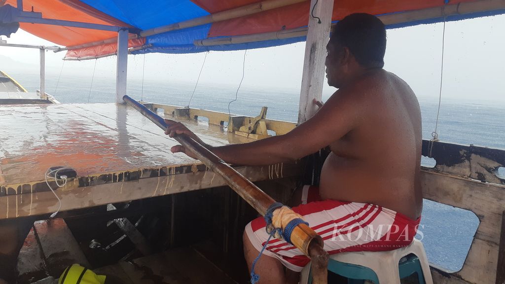 Roni,  the driver of the motorboat on which Kompas journalist Pati Herin boarded on Saturday, December 18, 2021. The boat was sailing from Babi Island to Flores Island..