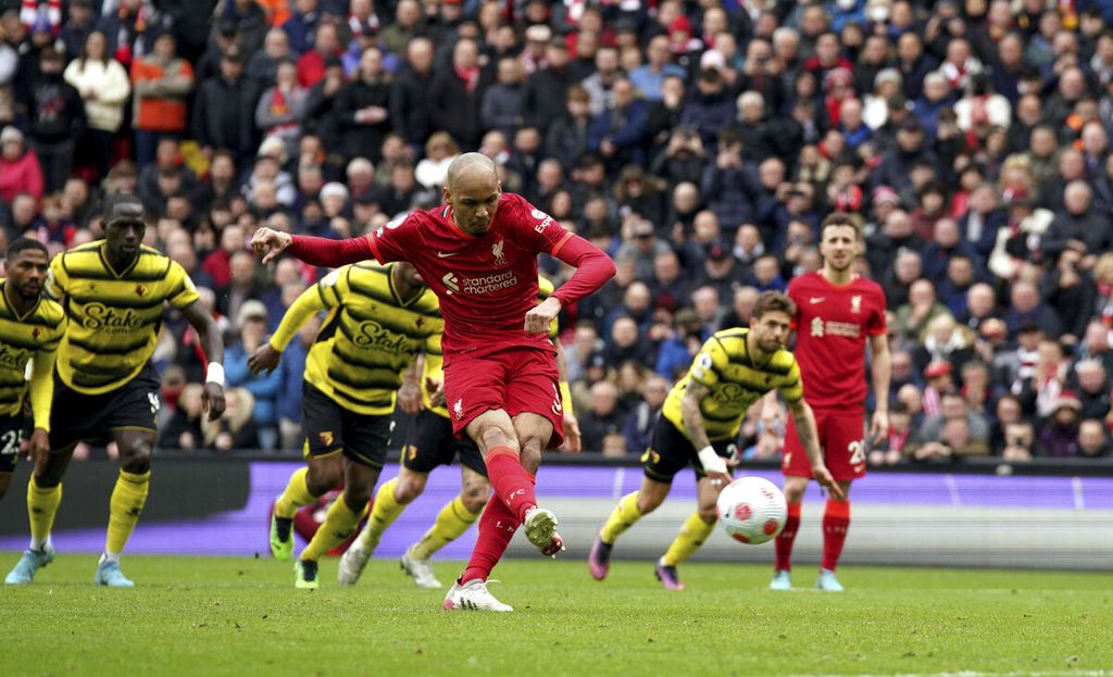 Gelandang Liverpool, Fabinho, mencetak gol kedua timnya lewat penalti saat menghadapi Watford pada lanjutan Liga Inggris di Stadion Anfield, Liverpool, Sabtu (2/4/2022) malam. Liverpool menang, 2-0, pada laga itu.