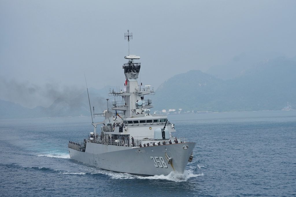 Kapal Republik Indonesia (KRI) John Lie melintas di Selat Lampa, Natuna, Kepulauan Riau, untuk mengamankan Laut Natuna Utara dari kapal asing yang menangkap ikan secara ilegal, Rabu (15/1/2020).