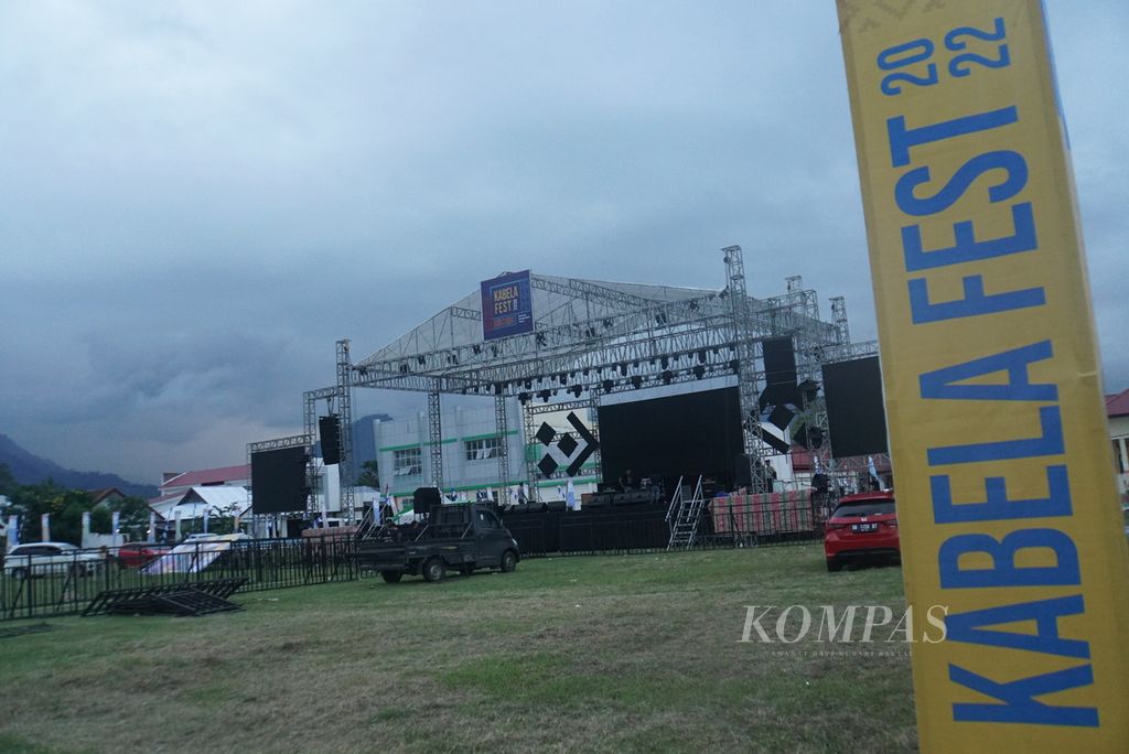 Suasana persiapan Kabela Fest 2022, Rabu (20/7/2022), di Lapangan Gogaluman, Kabupaten Bolaang Mongondow Timur, Sulawesi Utara.