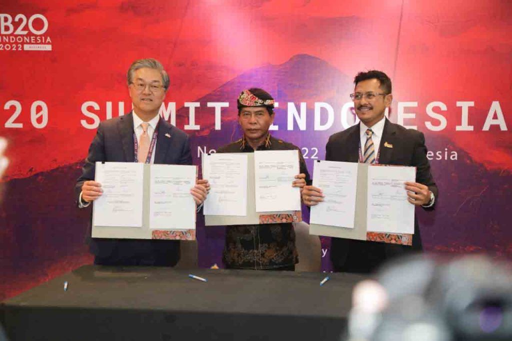 Dari kiri ke kanan: President and CEO at Canadian Commercial Corporation (CCC) Robert Kwon, Gubernur Kaltara Zainal Paliwang, dan CEO PT Whitesky Aviation Denon B Prawiraatmadja berfoto bersama seusai menandatangani nota kesepahaman di Bali, 11 November 2022.