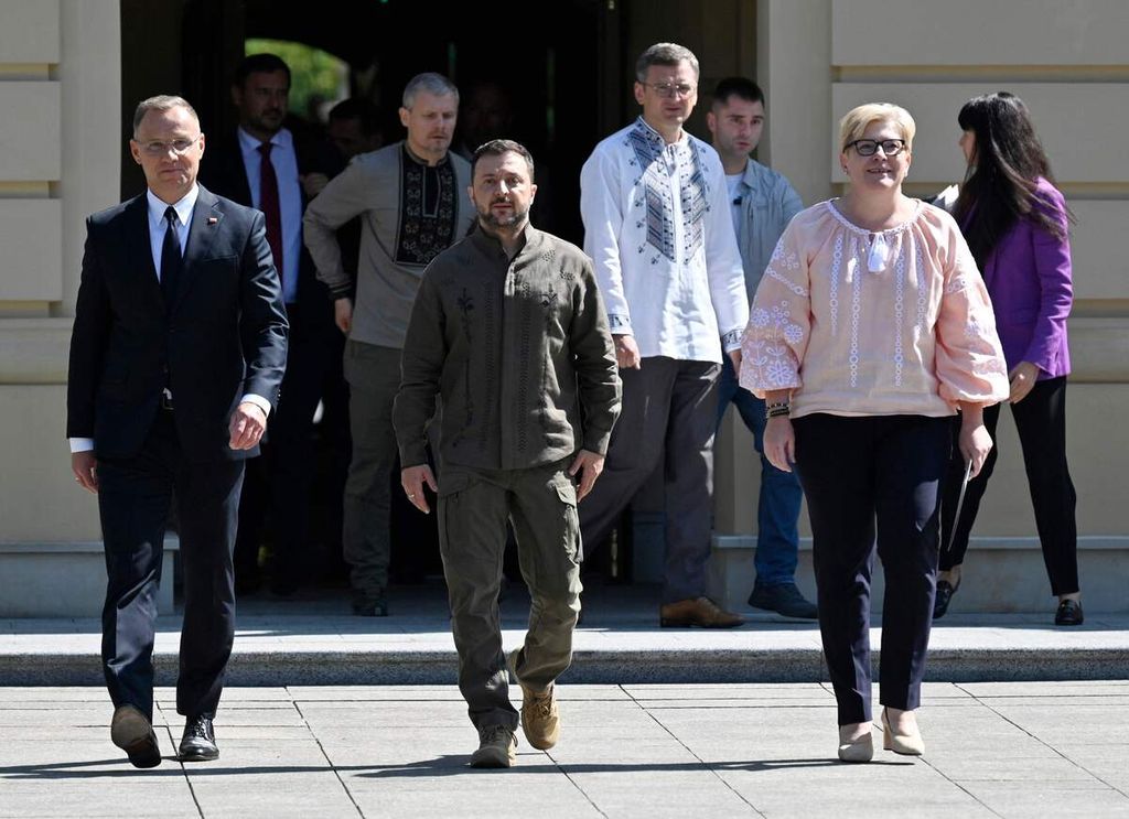 Presiden Polandia Andrzej Duda (kiri), Presiden Ukraina Volodymyr Zelenskyy, dan Perdana Menteri Lituania Ingrida Simonyte di Kyiv, Ukraina, 24 Agustus 2024.   