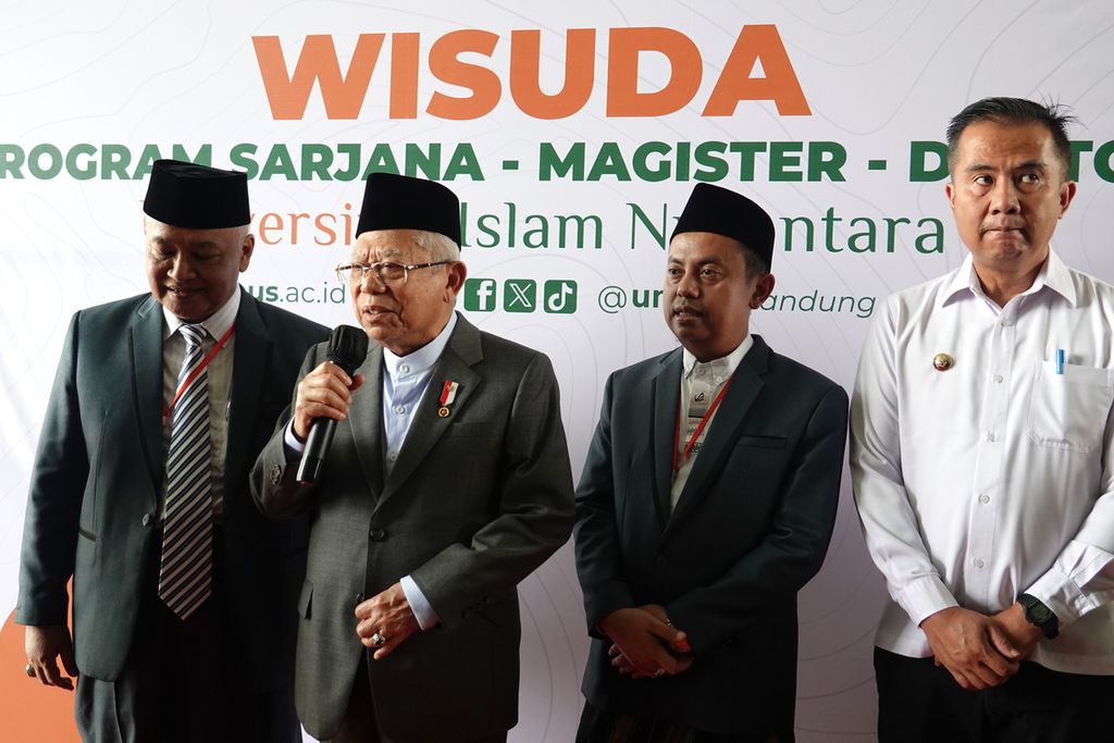 Wakil Presiden Ma’ruf Amin memberikan keterangan pers seusai memberikan Orasi Ilmiah dalam sidang Senat Terbuka Universitas Islam Nusantara (Uninus) dalam rangka Wisuda Ke-67 dan Milad Ke-64 di Kota Bandung, Jawa Barat, Kamis (16/11/2023). 
