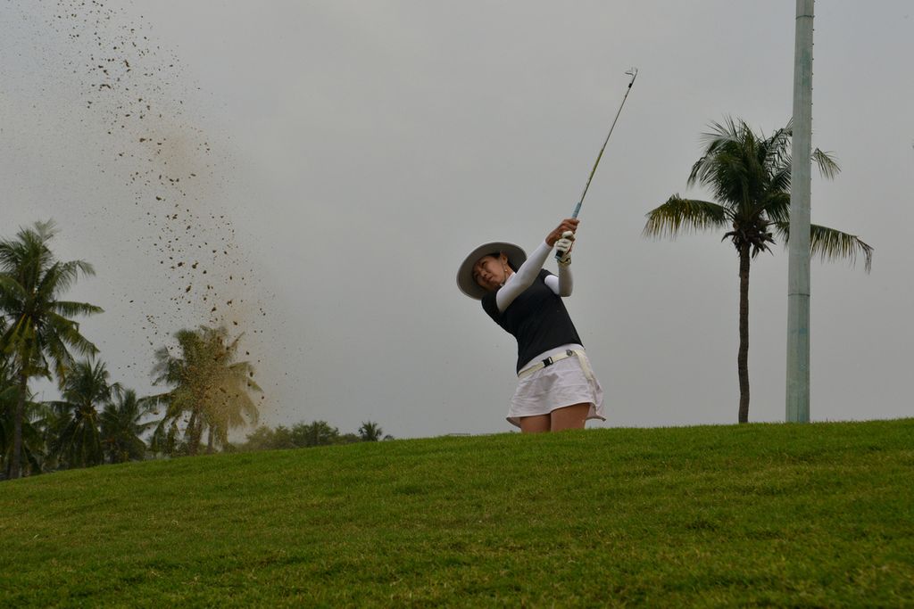 Cipratan pasir terlihat setelah peserta CEO Golf Hub memukul bola di Damai Indah Golf PIK Course, Jakarta Utara, Kamis (26/1/2023). Harian <i>Kompas</i> menggelar turnamen CEO Golf Hub sebagai rangkaian penutup Kompas100 CEO Forum ke-13 Powered <i>by</i> East Ventures. 