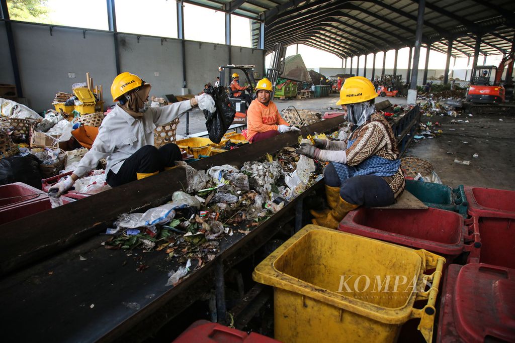 Pekerja memilah sampah di Tempat Pengolahan Sampah Terpadu (TPST) RDF/SRF di Kawasan Tempat Pembuangan Akhir Regional (TPAR) Kebon Kongok, Kecamatan Gerung, Lombok Barat, Nusa Tenggara Barat, Senin (10/6/2024). 